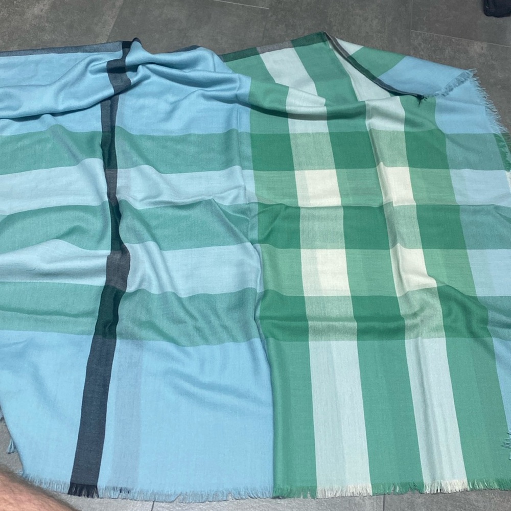 Authentic BNWT Burberry 100% Cashmere Check Scarf